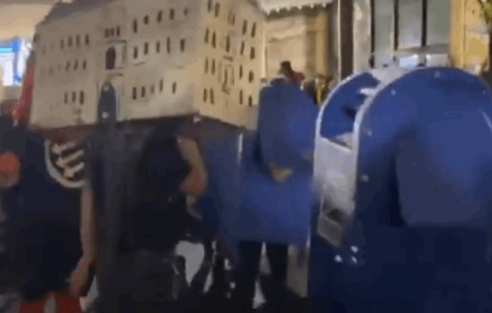 PROTESTI POD MASKAMA U FILADELFIJI: Na ulice izašli <span style='color:red;'><b>DINOSAURUSI</b></span> i POŠTANSKI SANDUČIĆI (VIDEO)